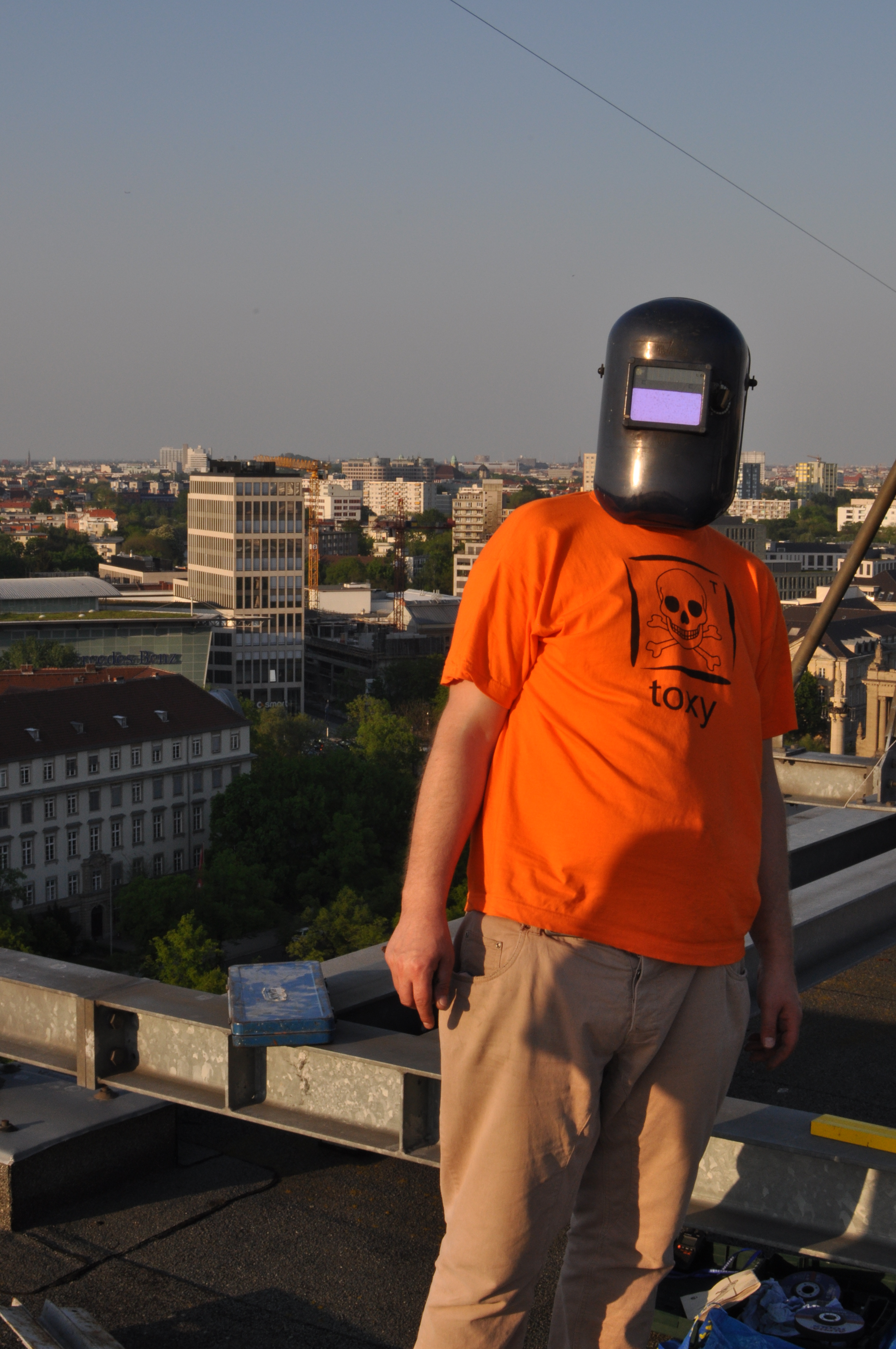  Carsten posiert mit  Schweißermaske 