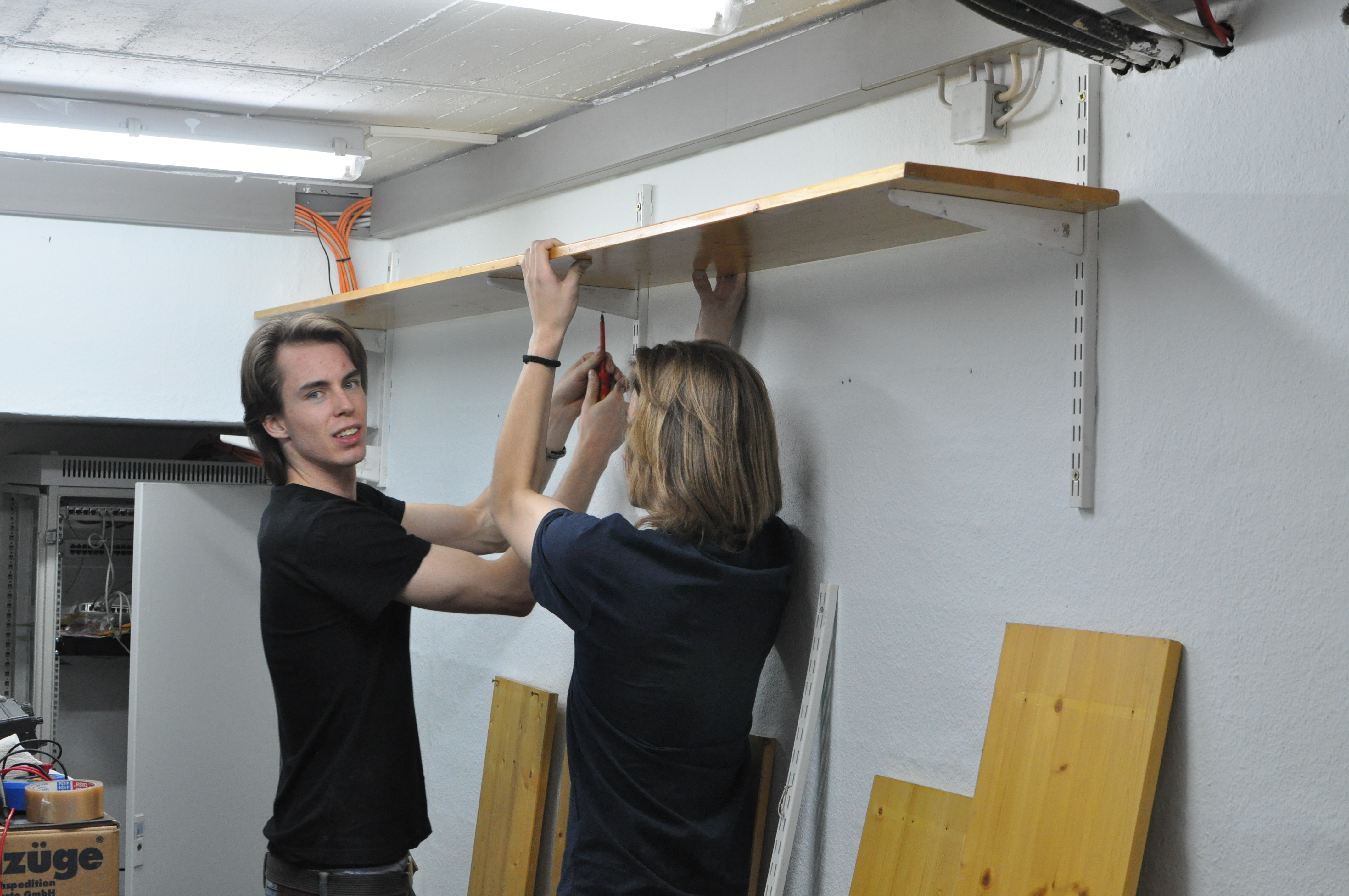 Dirk und DL7JC, Jan beim Regalbretter anschrauben