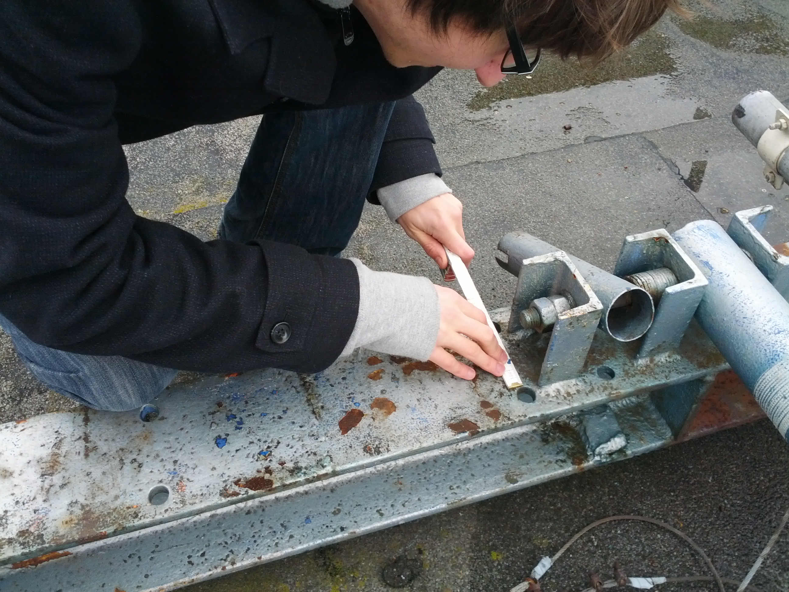  Felix beim Ausmessen des Trägers 