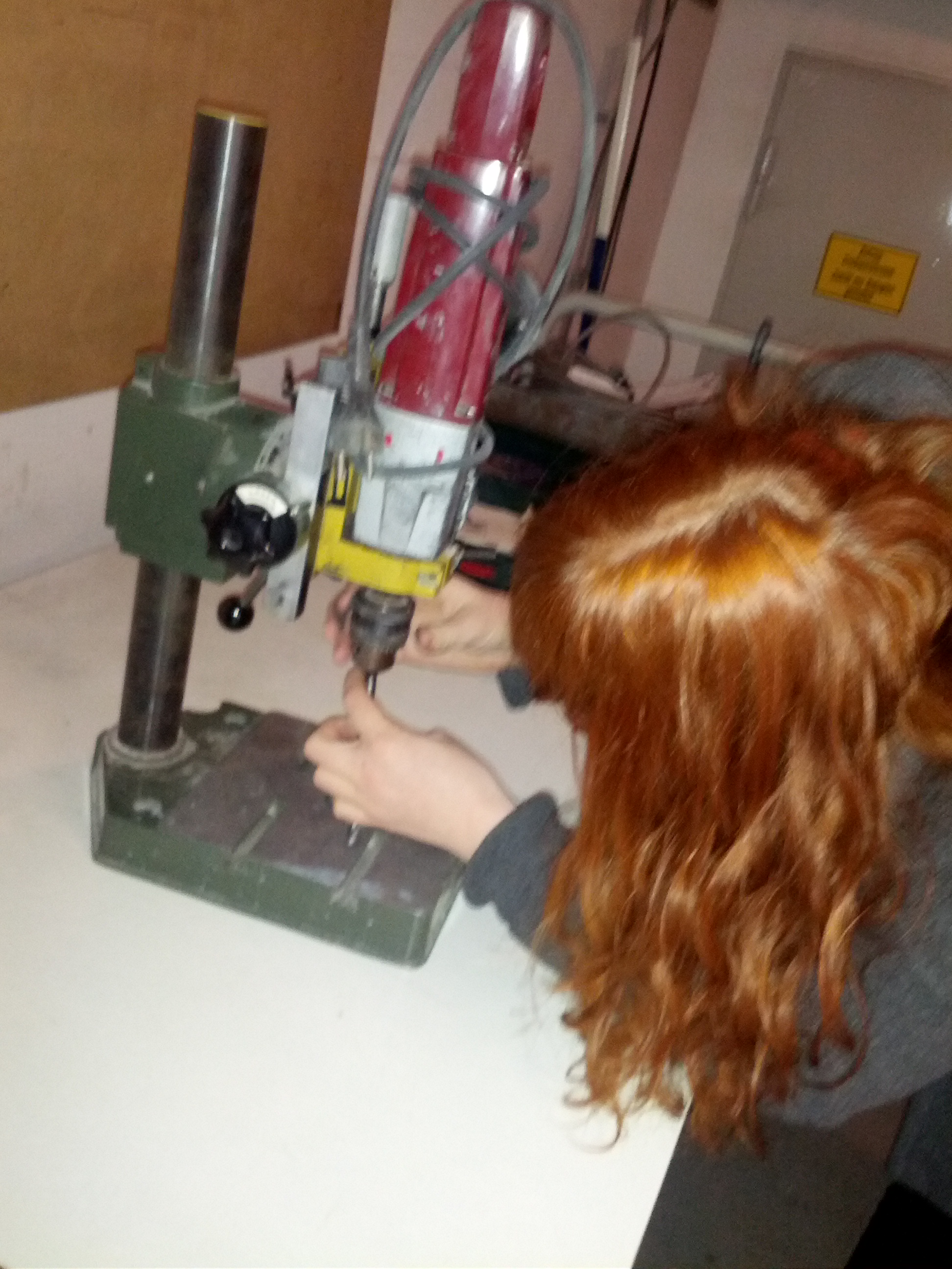  Bohrfutter - Kann man das essen?  Miri beim Vorbereiten... 