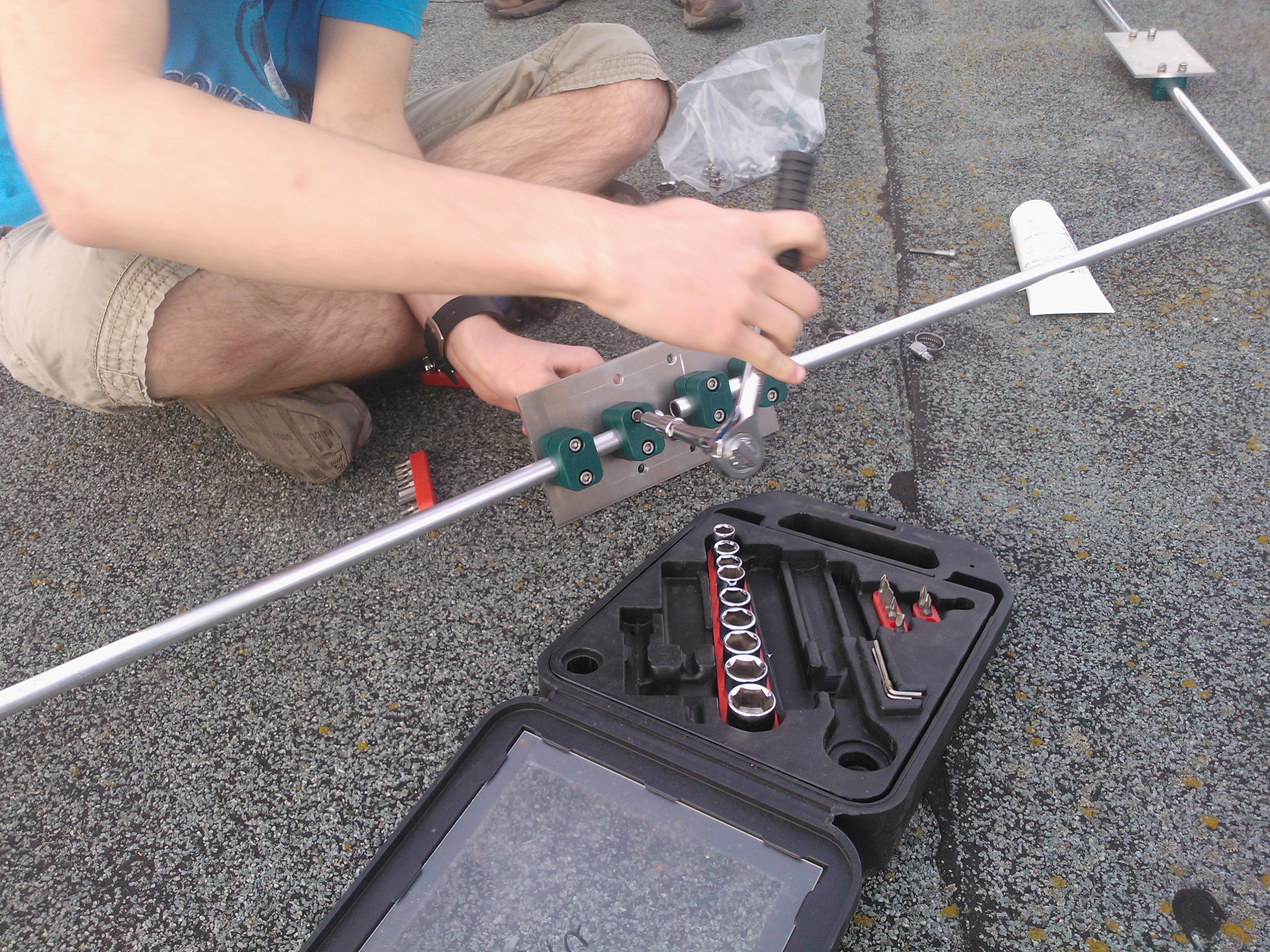 Die vorbereiteten Platten und  Schellen sind fix zusammengeschraubt