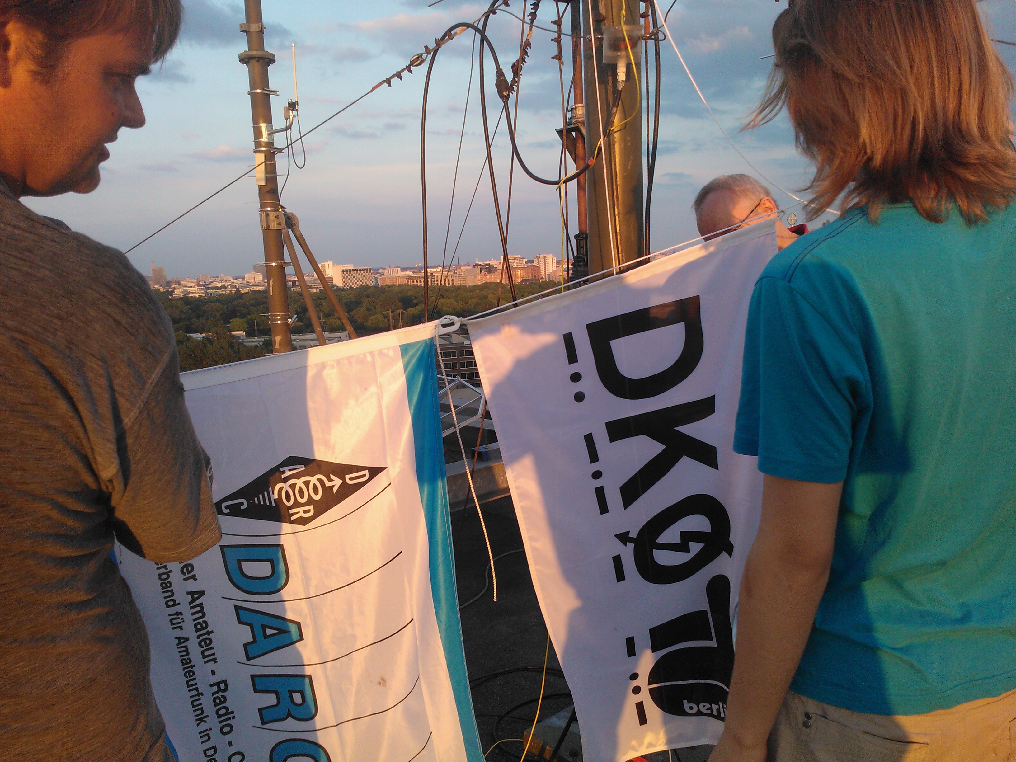 Beflaggt mit DARC- und DK0TU-Logo