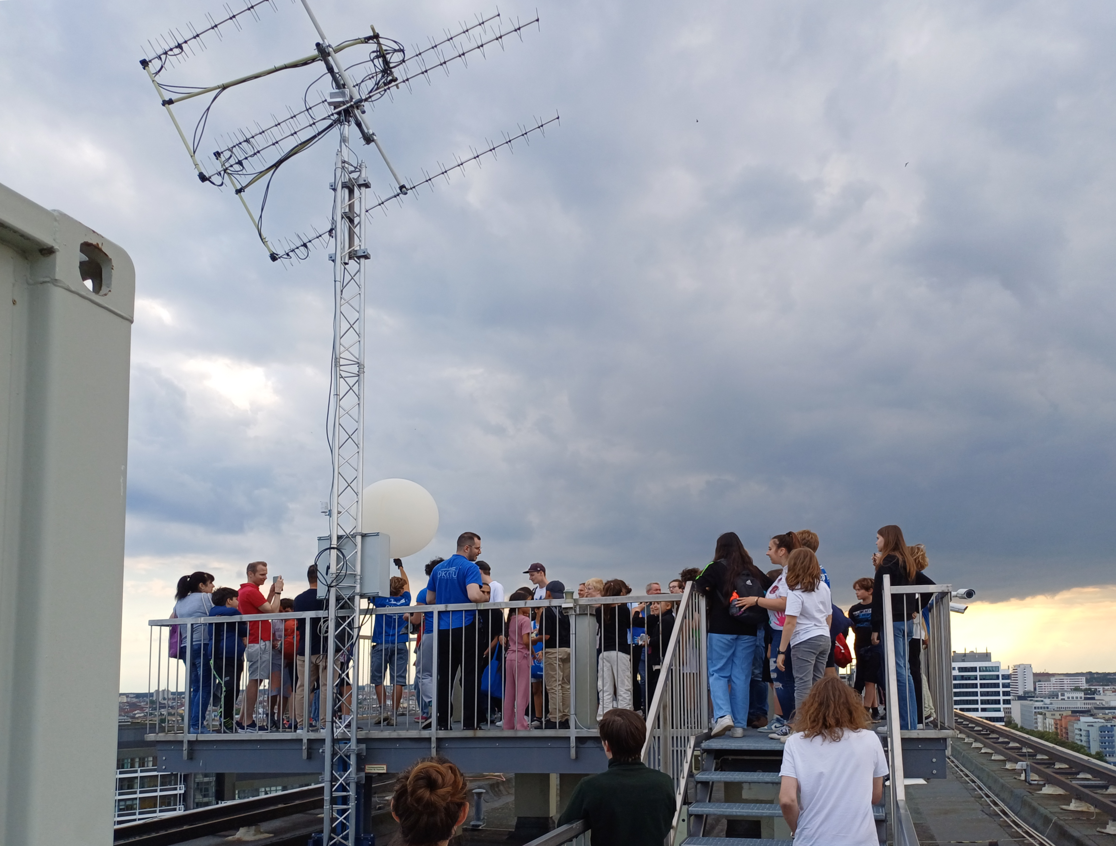 Menschenmenge auf der Aussichtsplattform kurz vor dem Balkonstart