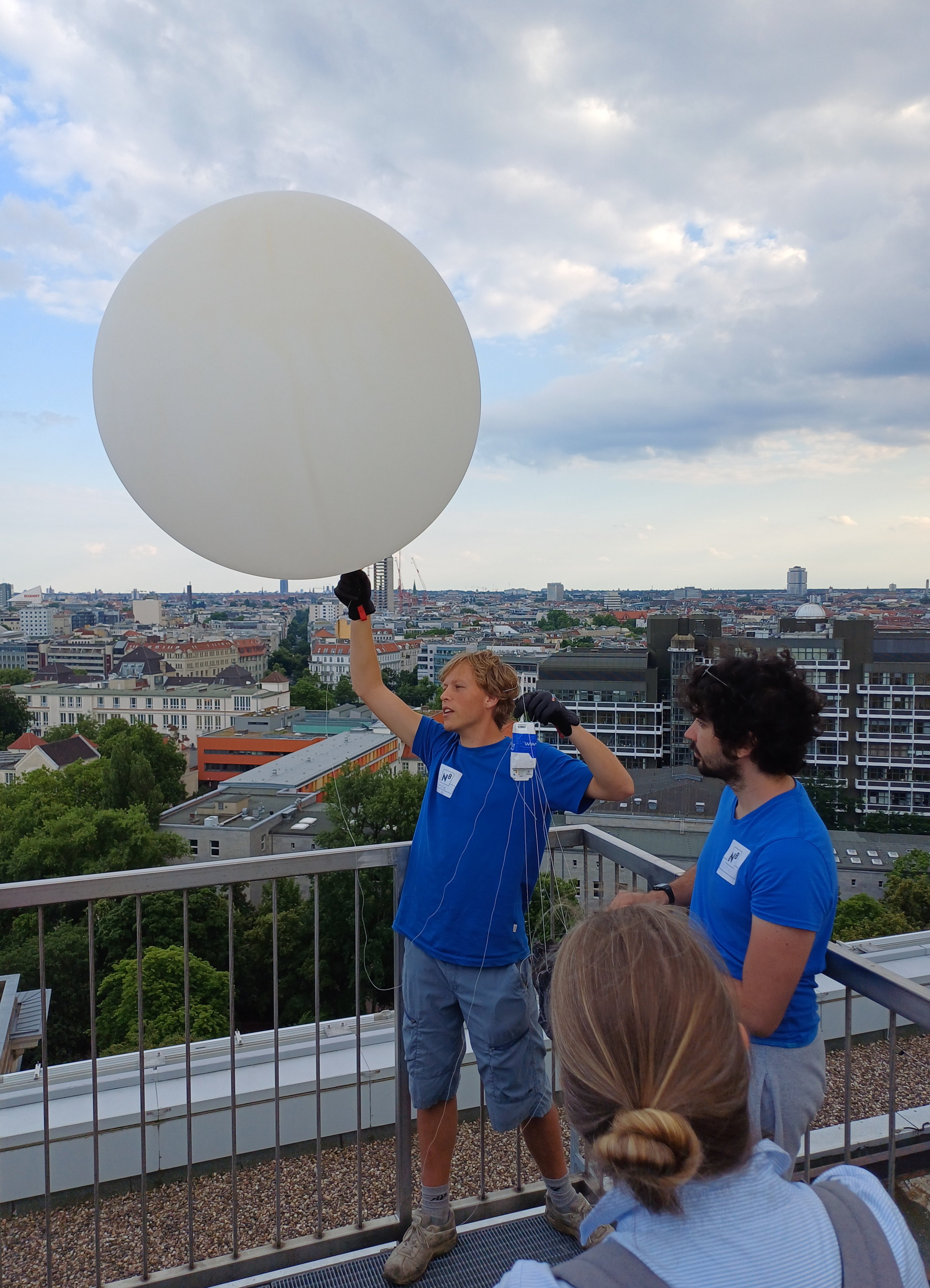 DL2AW und DK3NN stehen auf Aussichtsplattform. In der Hand den Startbereiten Wetterballon mit APRS-Nutzlast