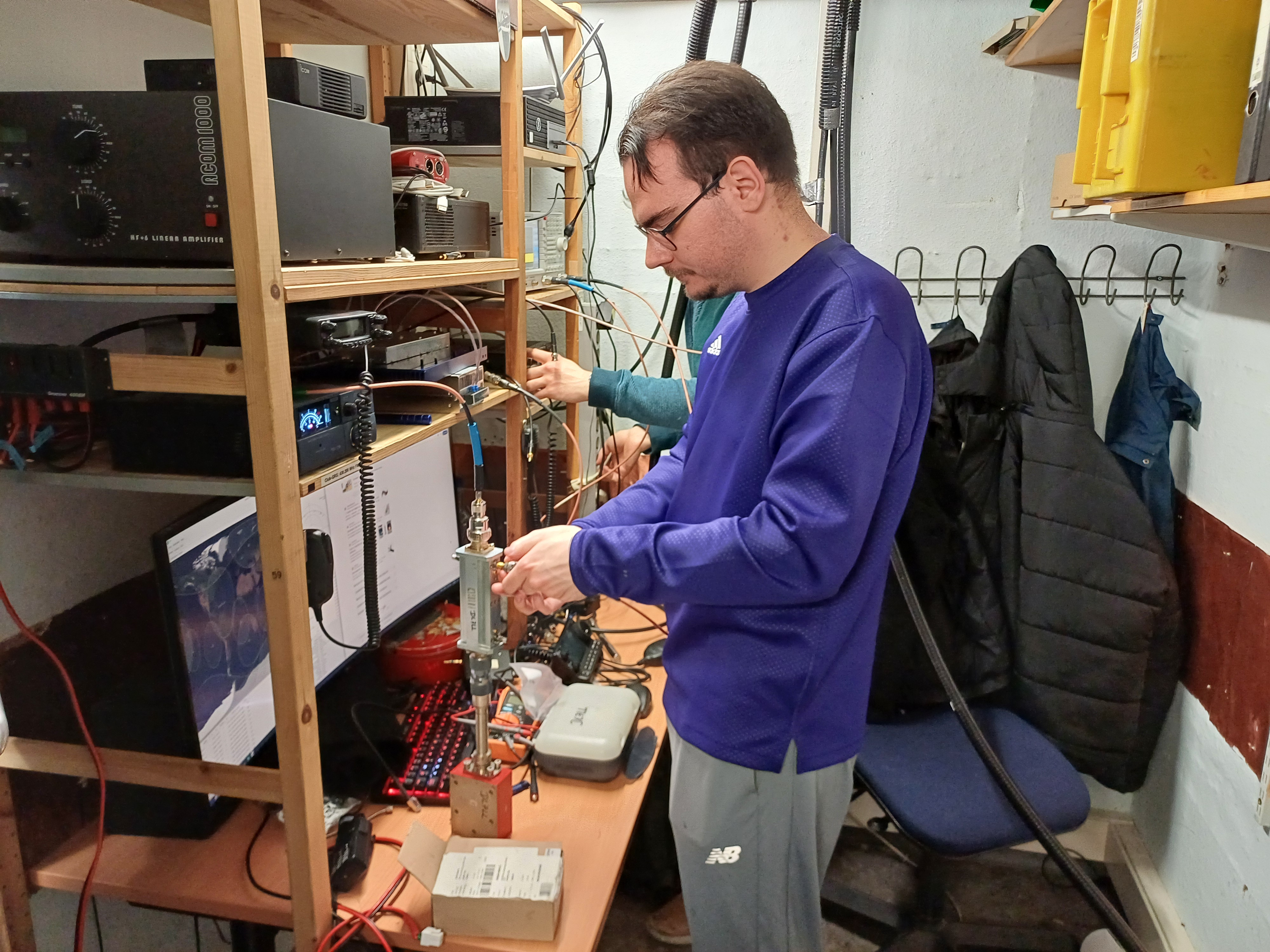 Zwei Personen verkabeln und testen die Endstufe