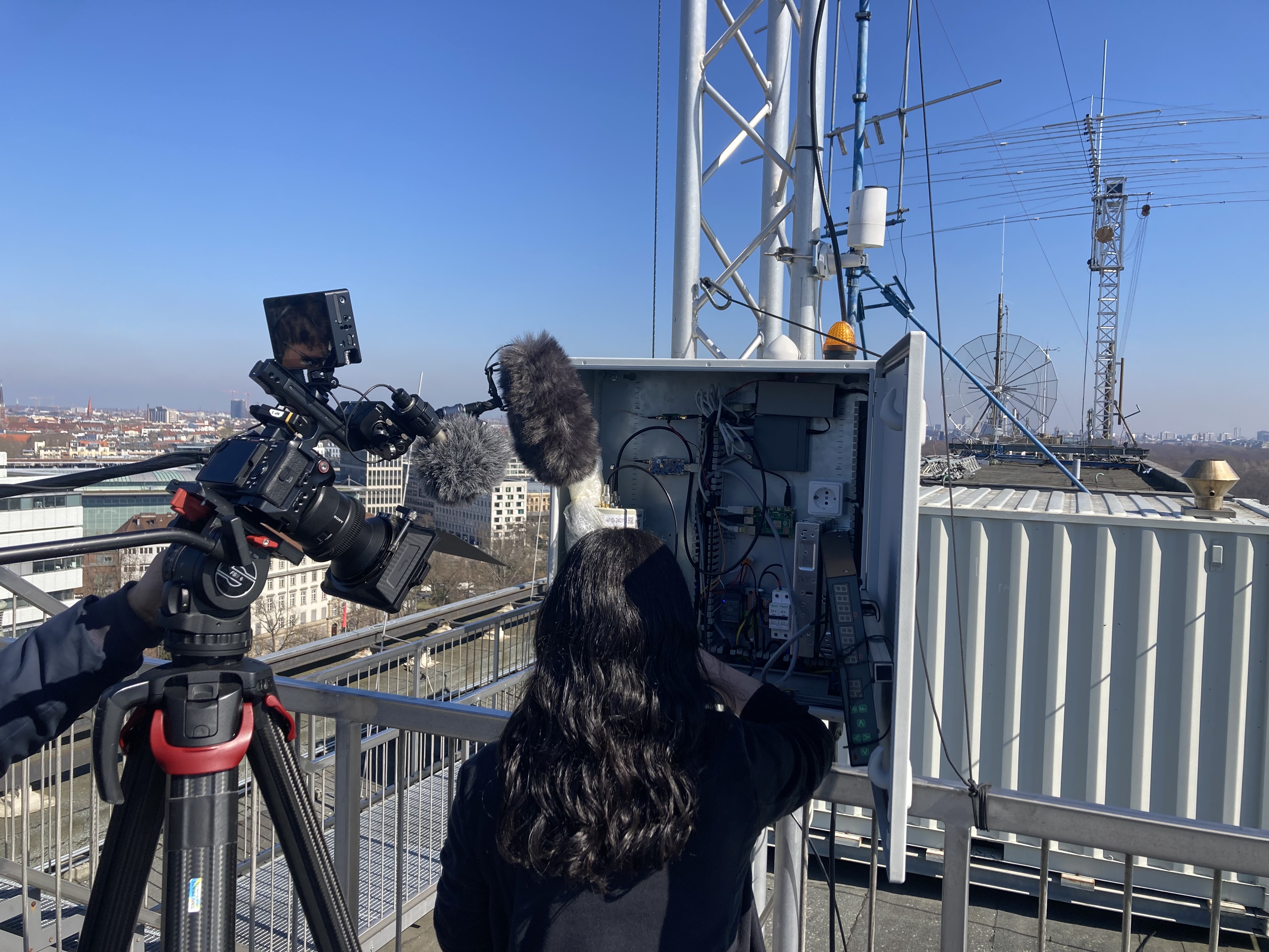 Eine Funkamateurin testet die Bodenstation