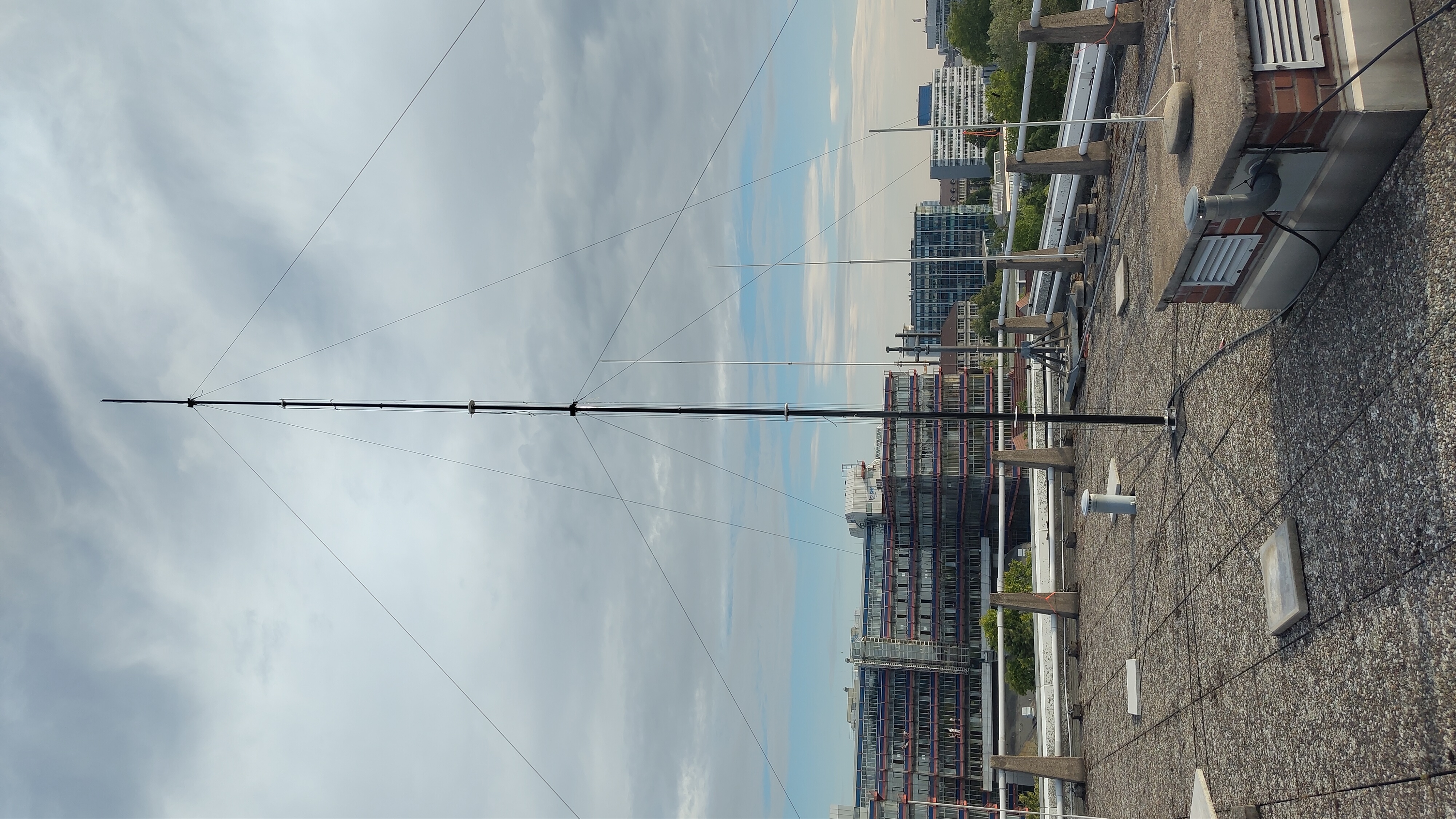 Ein Foto von der Antenne auf dem Dach